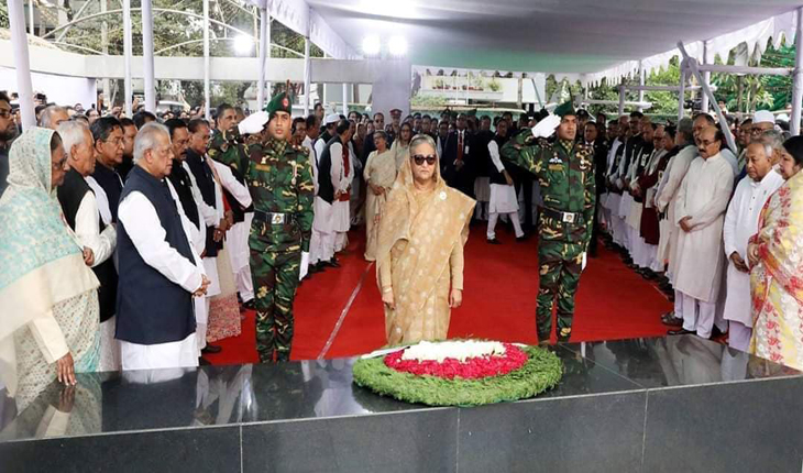 মুজিববর্ষে বঙ্গবন্ধুর প্রতিকৃতিতে প্রধান