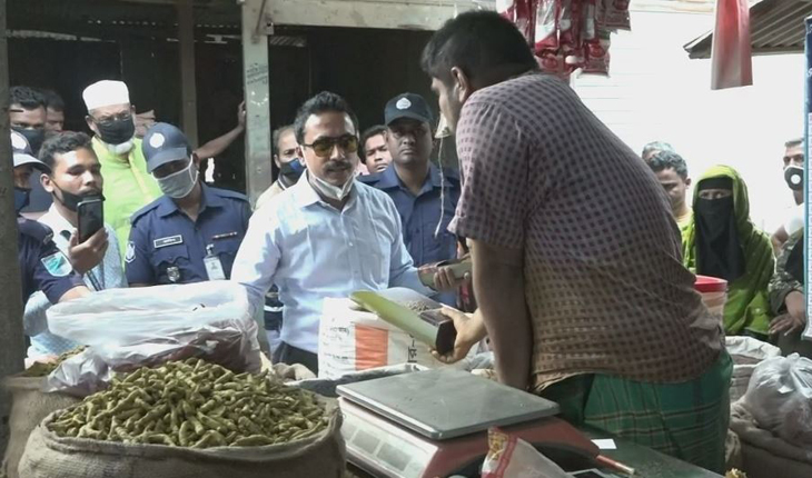 নিত্যপণ্যের দাম বেশি নেয়ায় ৬ ব্যাবসায়ীকে