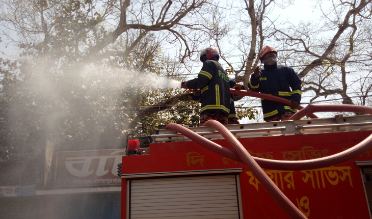 নাগরপুরে সড়কে ছিটানো হলো জীবাণুনাশক