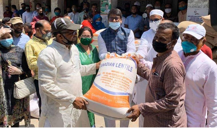  চার হাজার হৃতদরিদ্রের কাছে যাচ্ছে  এমপি