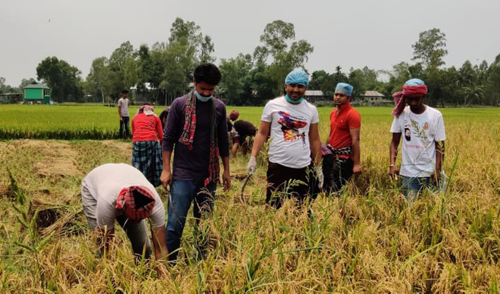 অসুস্থ কৃষক আকবর আলীর পাশে ছাত্রলীগ
