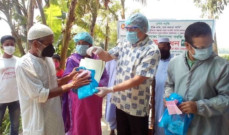 কৃষকদের মাঝে বিনামূল্যে সবজি বীজ বিতরণ ক
