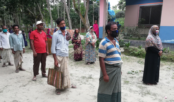 নাগরপুরে খাদ্য সামগ্রী নিয়ে স্বেচ্ছাসেবক