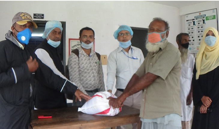 ধনবাড়ীতে দরিদ্রদের মাঝে ঈদ সামগ্রী বিতরণ