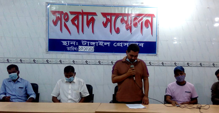 পাওনা টাকা উদ্ধার চেয়ে মাটি ব্যবসায়ির সং