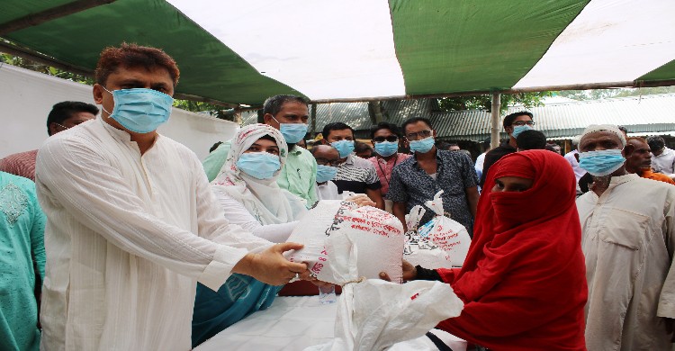 কালিহাতীতে বন্যার্তদের মাঝে প্রধানমন্ত্র