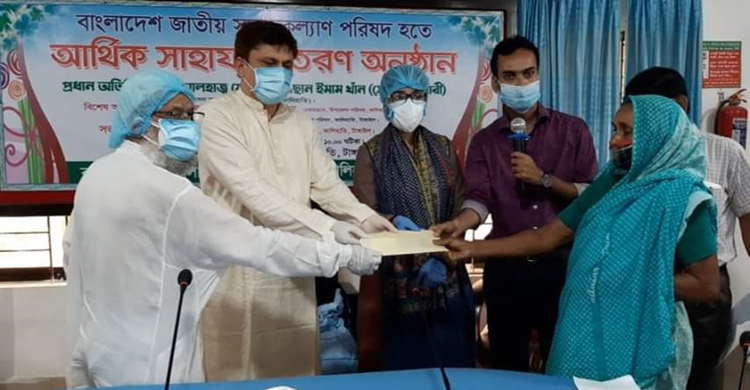 কালিহাতীতে আর্থিক সাহায্য বিতরণ