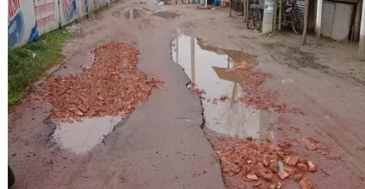 ঠিকাদার উধাও,দূর্ভোগে পথচারী