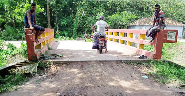 চার বছরেও নির্মাণ হয়নি  ব্রীজের এ্যাপোচ!