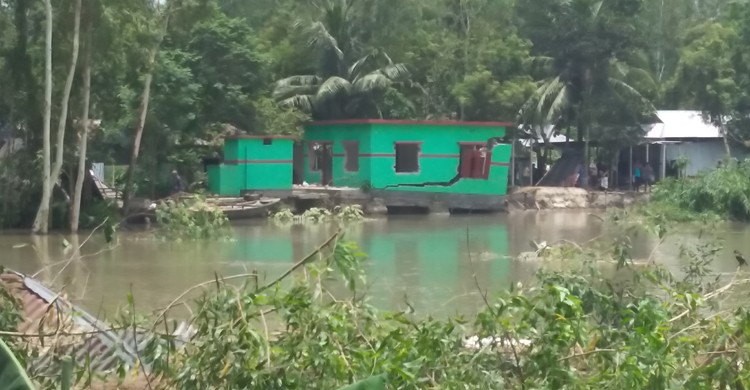 গাইডবাঁধ ভে&zwnj;ঙে রা&zwnj;তের ম&zwnj;ধ্যেই ঘরবা&zwnj;ড়ি নদ