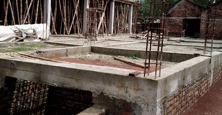 মুক্তিযোদ্ধার জমি দখল করে বিল্ডিং নির্মা