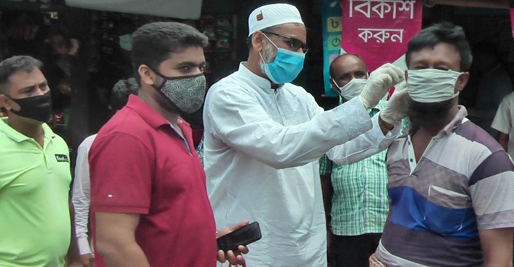 নাটোরে আওয়ামী লীগ নেতার মাস্ক ও স্যানিটা