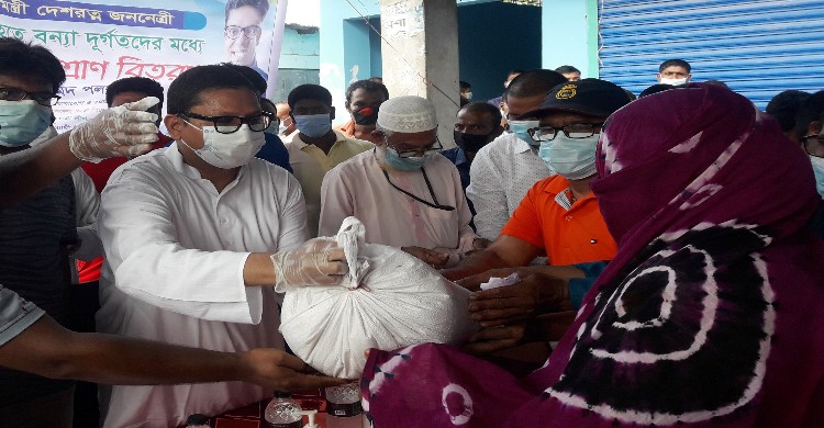 সিংড়ায় প্রতিমন্ত্রী পলকের ত্রাণ বিতরণ