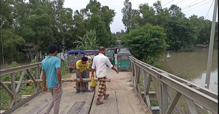 টাঙ্গাইলের চারাবাড়ি সেতুতে অ্যাপ্রোচ ধ্ব