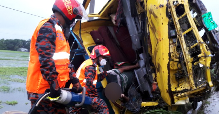 টাঙ্গাইলে ট্রাক খাদে পড়ে প্রাণ গেল চালকে