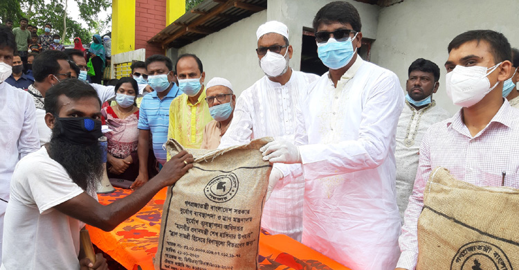 প্রধানমন্ত্রীর মানবিক সহায়তা পৌঁছলেন শি