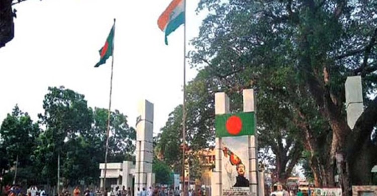 বাংলাদেশ সীমান্তে আটকা পড়েছেন কয়েক হাজ