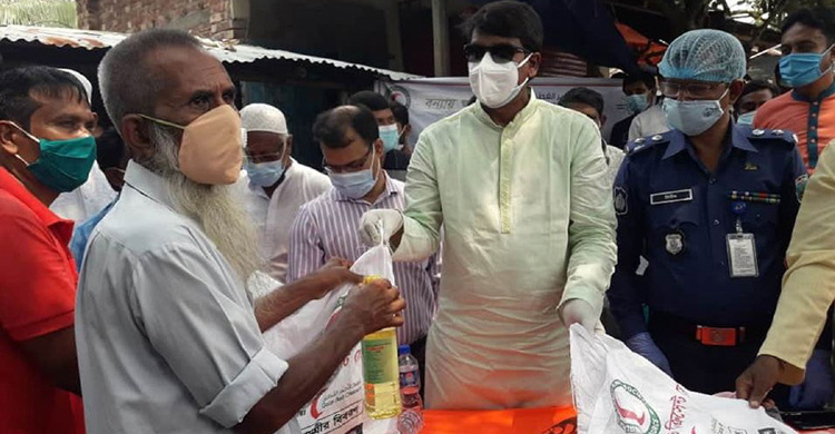 পাঁচশ&rsquo; বন্যার্ত মানুষ পেল রেড ক্রিসেন্টে