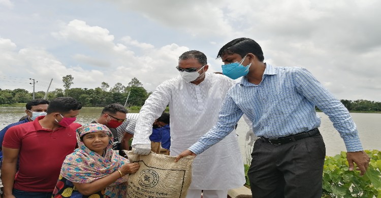 নাগরপুরে ত্রাণ বিতরণ করলেন এমপি টিটু