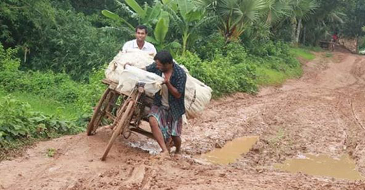 ঘাটাইলে একটু বৃষ্টিতে পাহাড়ি গ্রামীন রাস