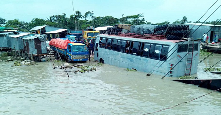 অতিরিক্ত জোয়ারের পানিতে তলিয়ে গেছে ভোলার