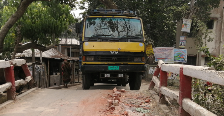 নাগরপুরে হাসপাতাল সংলগ্ন সেতু ঝুঁকিপূর্ণ