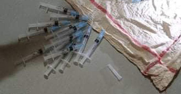 করোনার ভ্যাকসিন ছাড়াই সুচ পুশ করার অভিযো