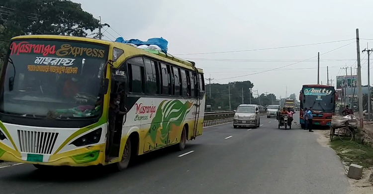 টাঙ্গাইল মহাসড়কে বেড়েছে গণপরিবহন, রয়েছে