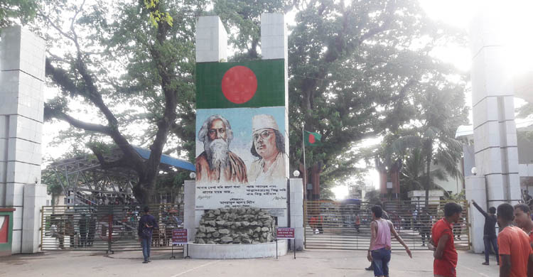 বিএসএফ এর হয়রানির কারনে বেনাপোল বন্দরে ৭