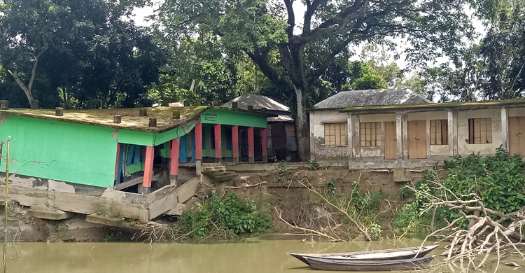 নাগরপুরে ধসে গেছে সরকারি প্রাথমিক বিদ্যা