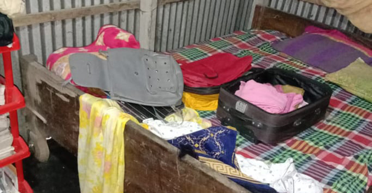 ঘরের তালা ভেঙ্গে স্বর্ণাংলকার ও নগদ টাকা