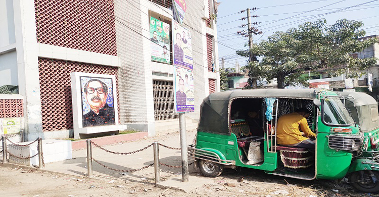 বঙ্গবন্ধুর প্রতিকৃতির পাশে ময়লা-আবর্জনা!