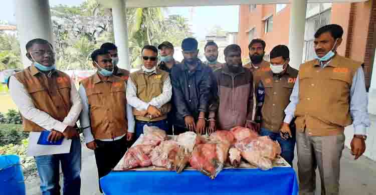 বাগেরহাটে হরিণের মাংসসহ বাবা-ছেলে আটক