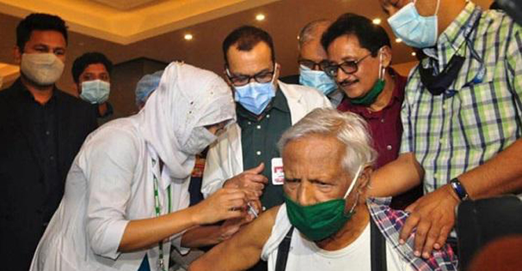 টিকা নিলেন ডা. জাফরুল্লাহ, বললেন সবাইকে