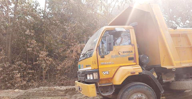 মির্জাপুরে মাটি ব্যবসায়ীকে দুই লাখ টাকা