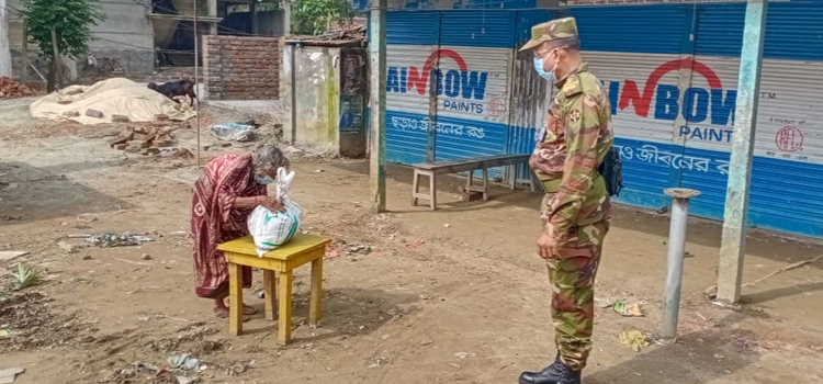 টাঙ্গাইলে সেনাবাহিনীর ত্রাণ সামগ্রী বিতর