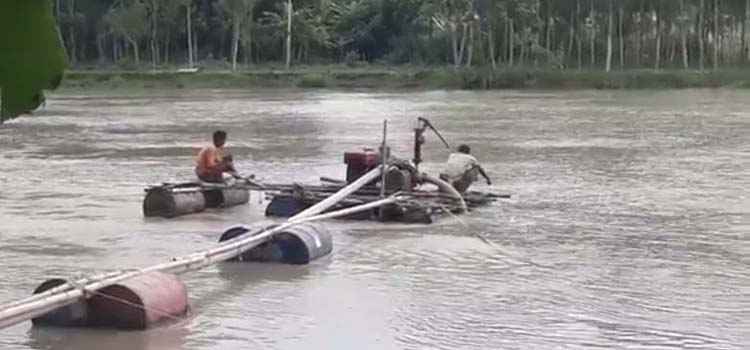 অবৈধ বালু উত্তোলন বন্ধের দাবিতে মানববন্ধ