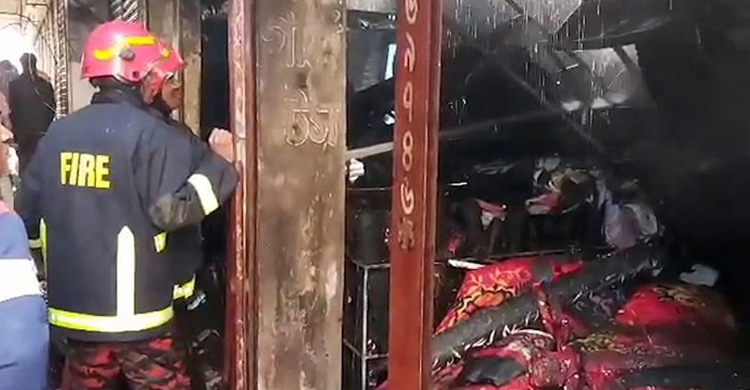 রংপুরে কাপড়ের মার্কেটে আগুনে পুড়ল ১৫ দোক