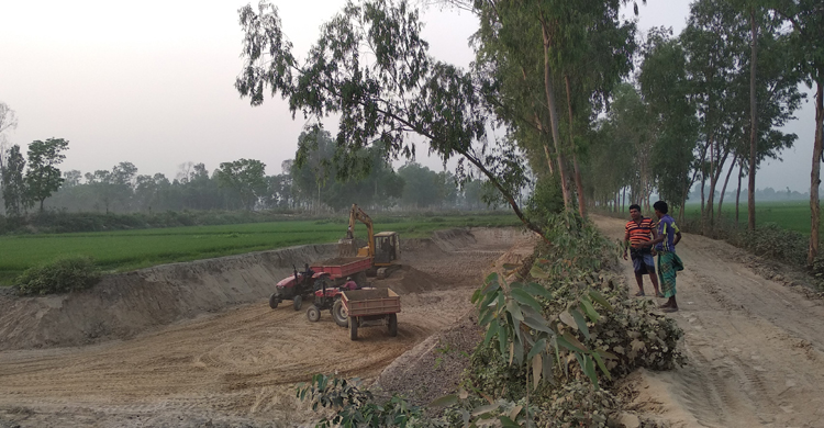 বাসাইলে মাটি ব্যবসায়ী দুইজনকে এক লাখ টাক