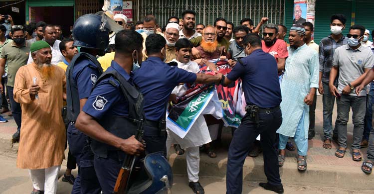 টাঙ্গাইলে পুলিশের বাধায় বিএনপির বিক্ষোভ