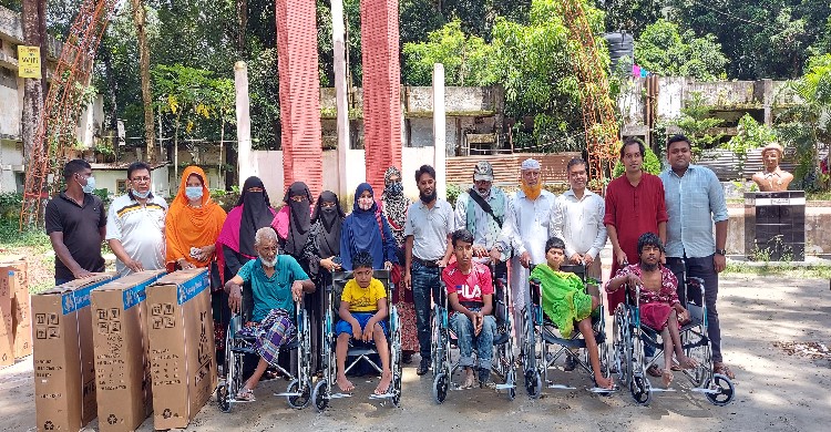 টাঙ্গাইলে প্রতিবন্ধীদের হুইল চেয়ার বিতরণ