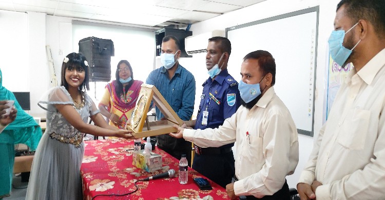 কৃতি ছাত্রী নৈঋতা হালদারকে সম্মাননা 