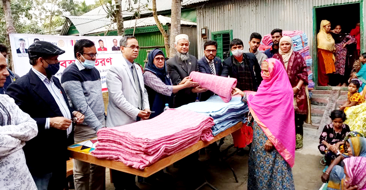 রোটারি ক্লাবের উদ্যোগে শীতবস্ত্র বিতরণ