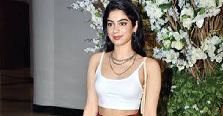 এবার বলিউড মাতাতে আসছেন শ্রীদেবীর ছোট মে