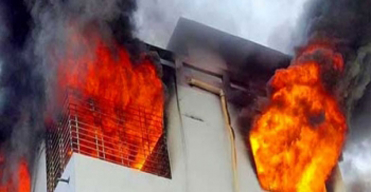 রাজধানীর কমলাপুরে ভবনে আগুন, নিয়ন্ত্রণে