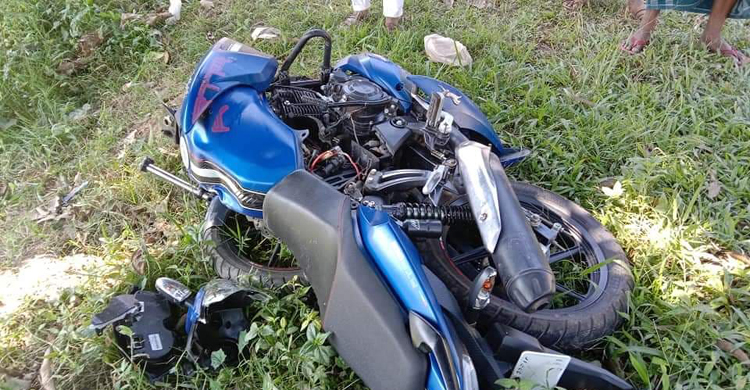 ঘাটাইলে মোটরসাইকেলের নিয়ন্ত্রণ হারিয়ে তি