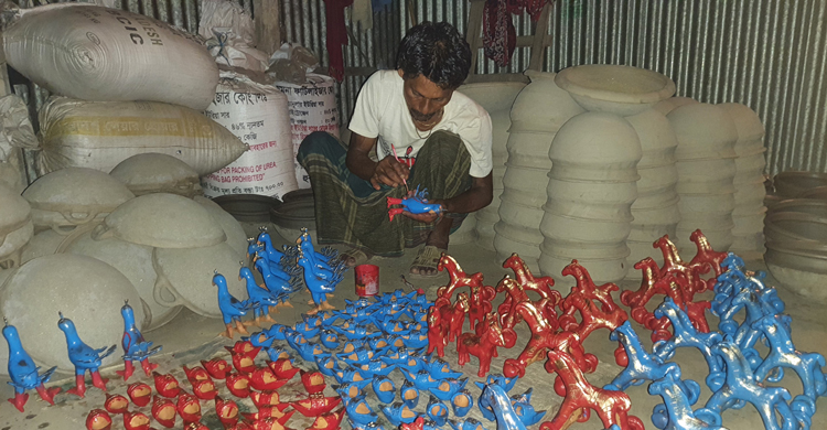 বৈশাখী মেলা উপলক্ষে ব্যস্ত মৃৎশিল্পীরা