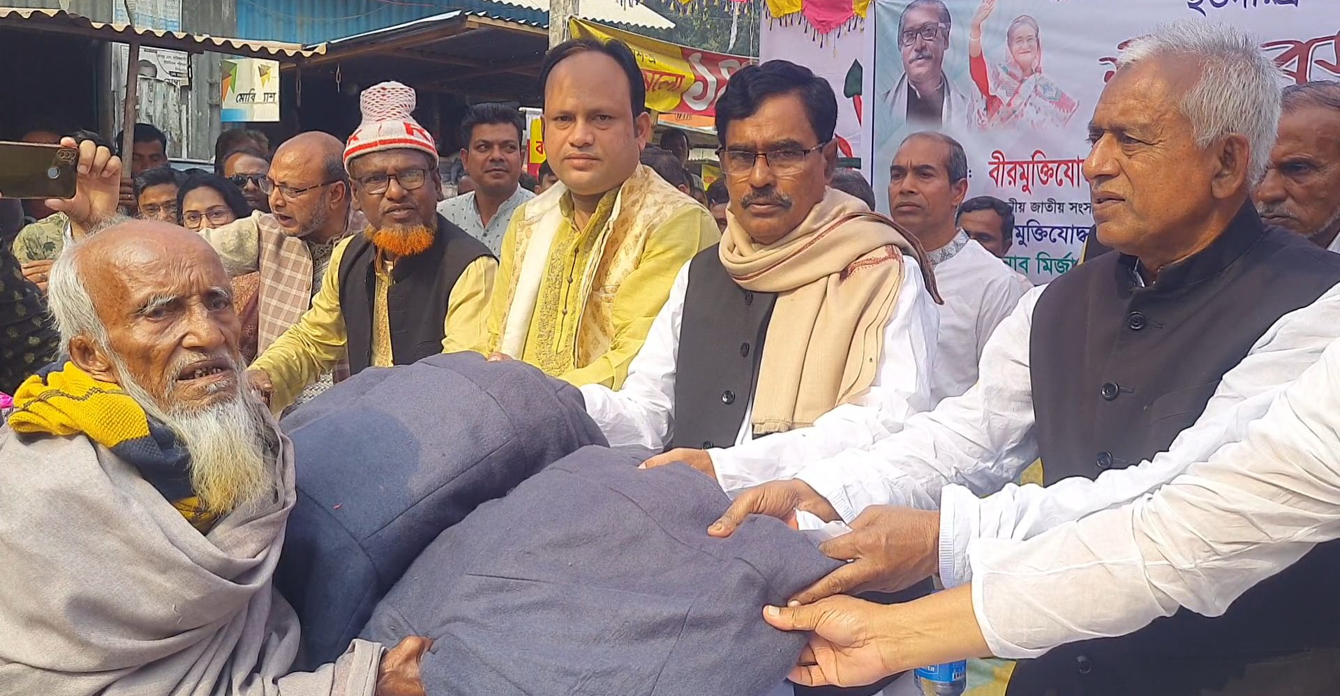 বাসাইলে শীতার্তদের মাঝে শীতবস্ত্র বিতরণ