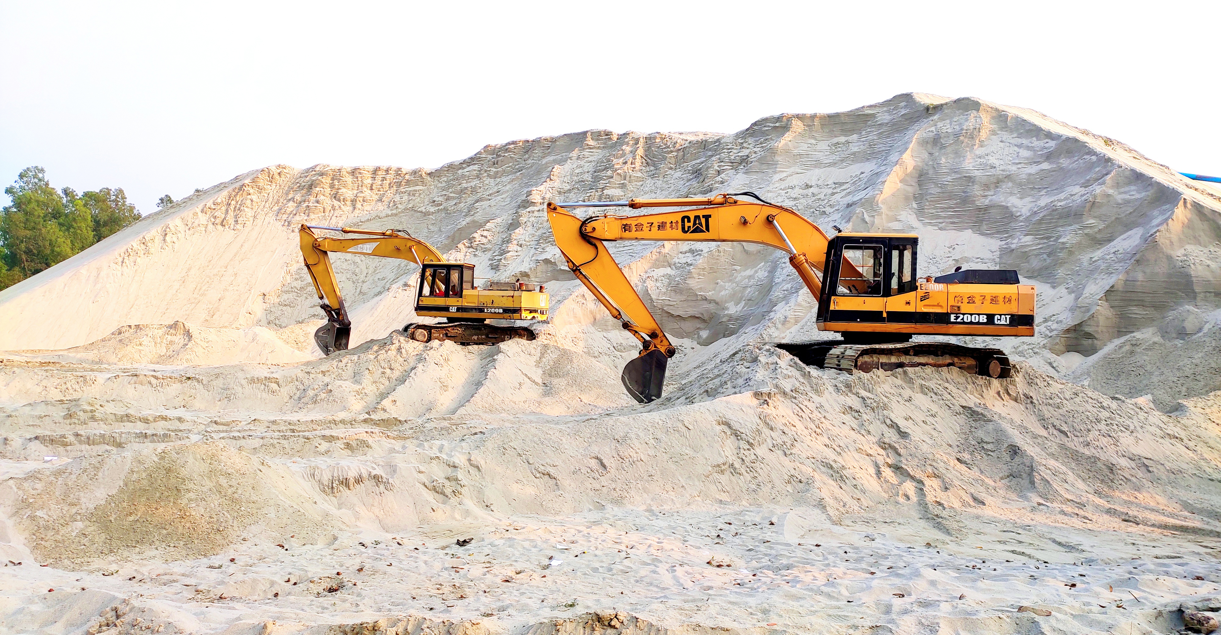 যমুনায় অবৈধ বালুর ঘাট দখলে রাখতে মরিয়া