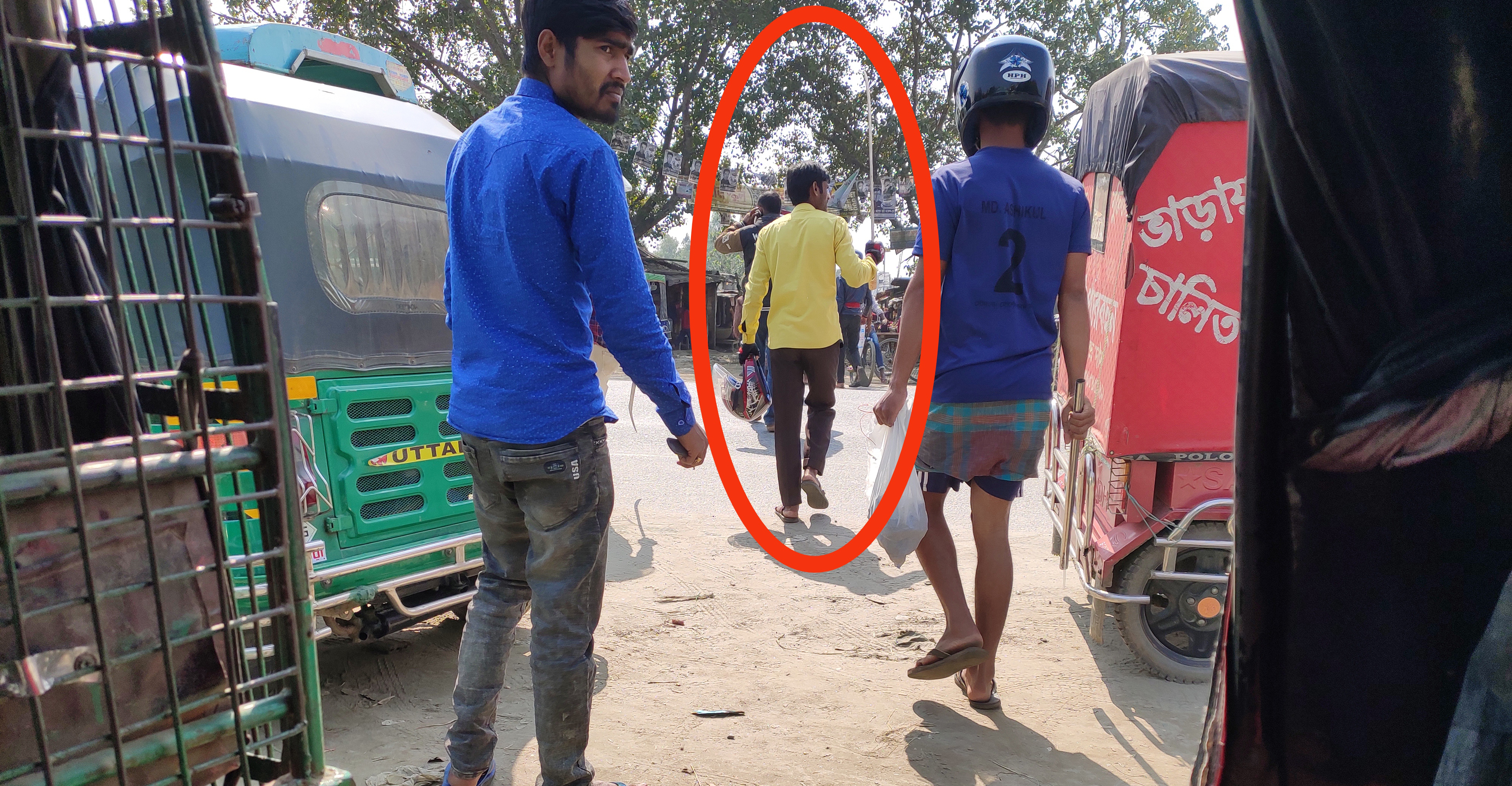 বালুঘাট দখলে রাখতে হেলমেট পড়ে আ'লীগের দু